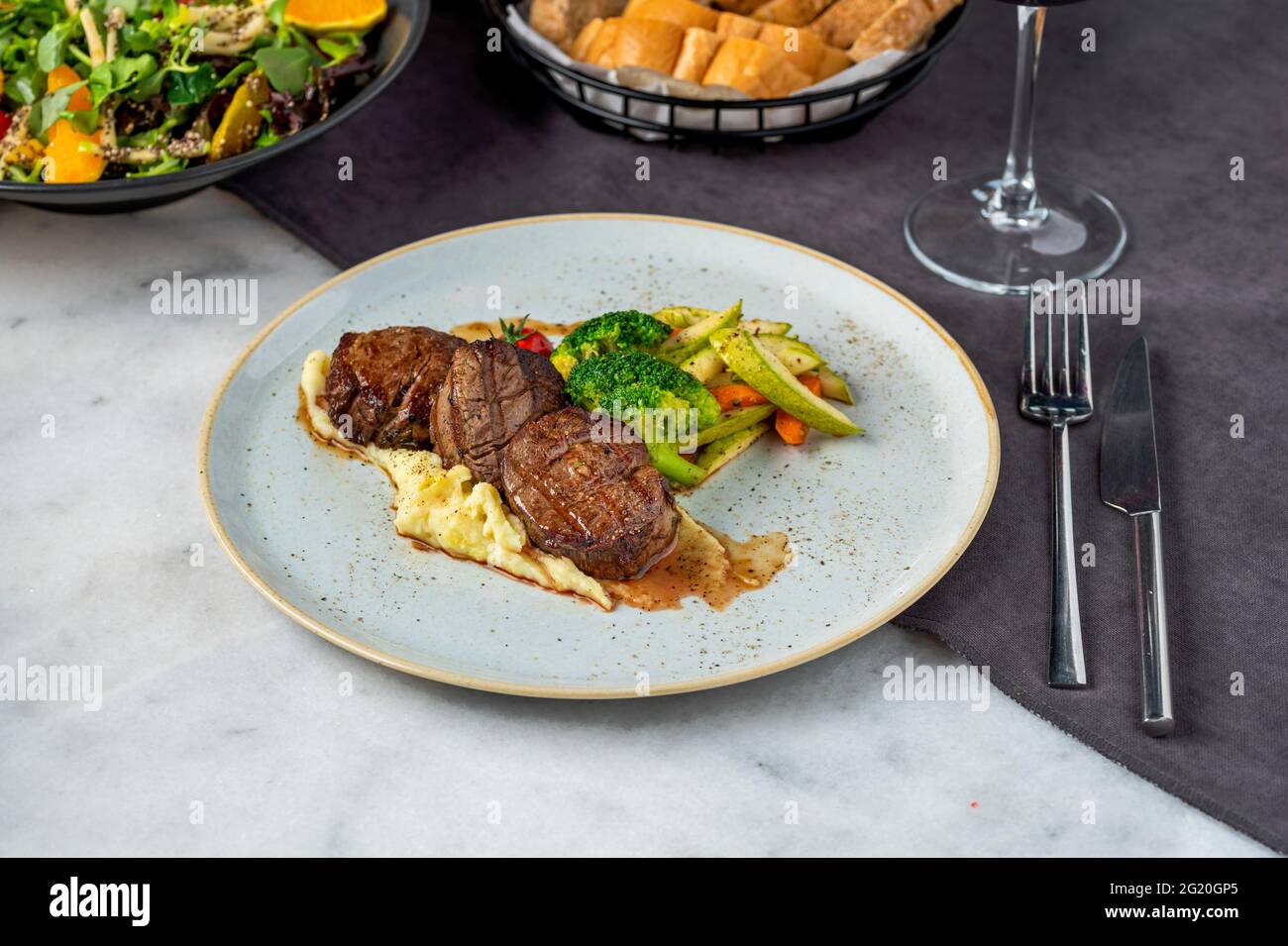 Filet de bœuf grillé sur une assiette en céramique avec beurre et thym. Recette de filet mignon avec légumes Banque D'Images