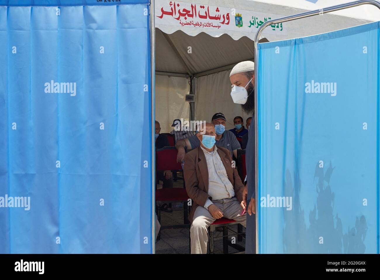 Campagne de vaccination contre Covid-19, dans le district populaire de Bab el-Oued à Alger, en Algérie, le 7 juin 2021. Photo de Louiza Ammi/ABACAPRESS.COM Banque D'Images