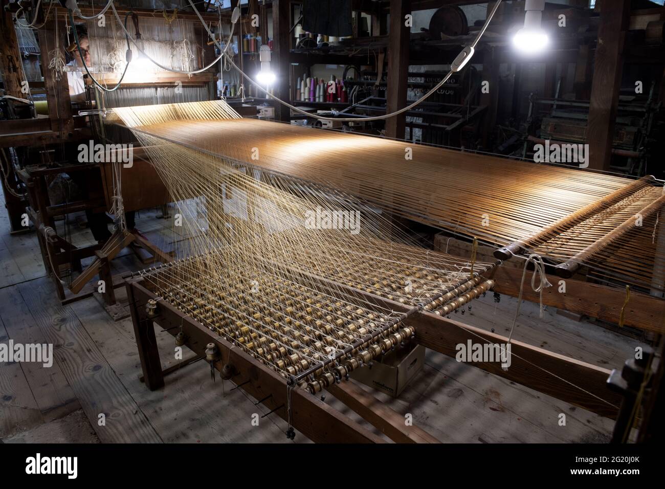 Atelier traditionnel de tisserands de Bevilacqua, les femmes de handycraft travaillent sur plus de 200 ans de bois de métier à tisser weavings, à Venise depuis 1875 . Banque D'Images