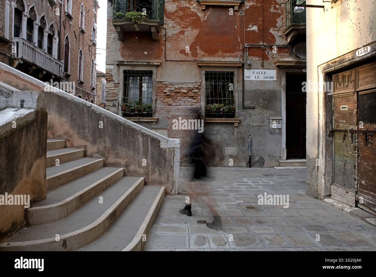 Calle, la rue vénitienne typique dans le quartier de Cannaregio, à Venise. Banque D'Images