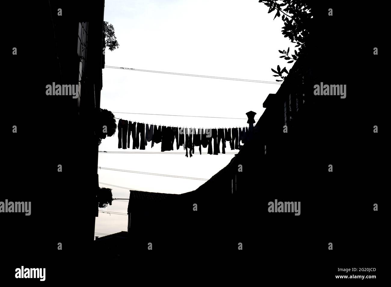 Silhoueté pendait des vêtements sur une calle dans le quartier de Cannaregio, à Venise. Banque D'Images