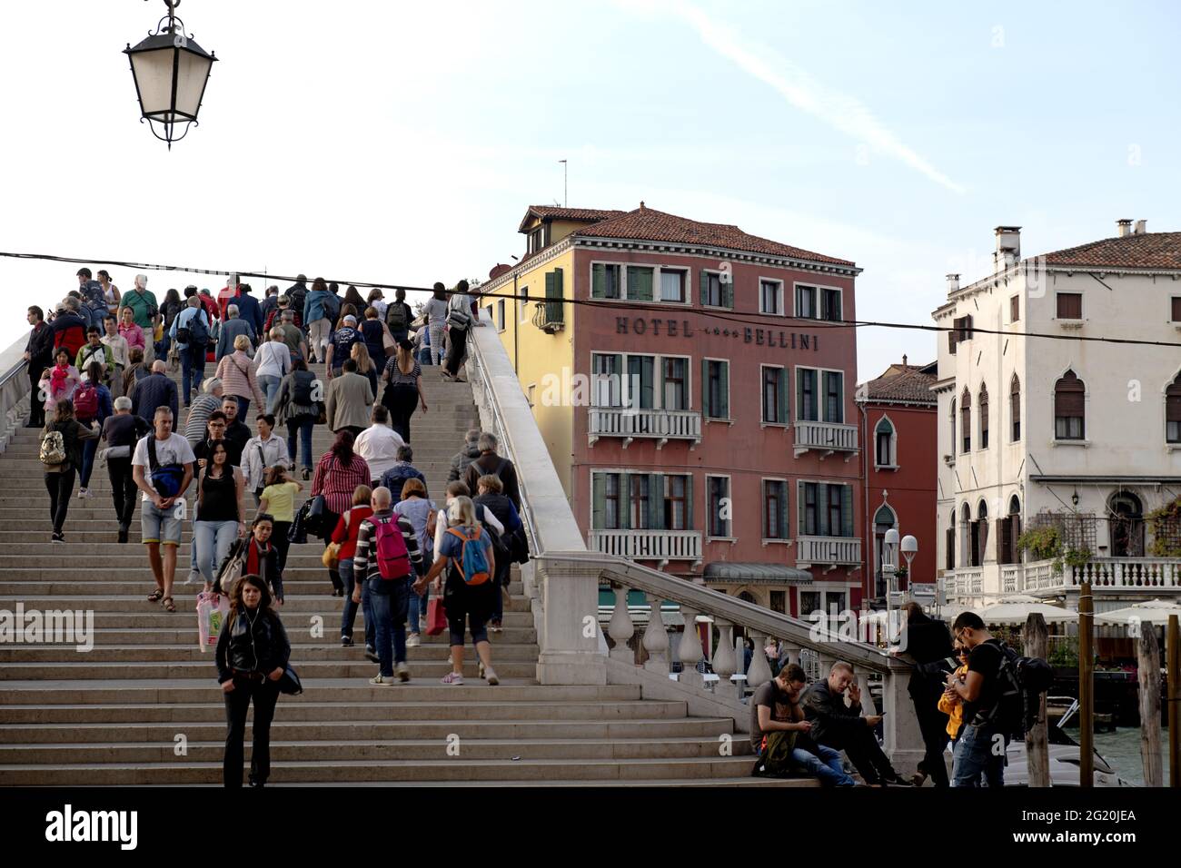 Piétons sur un pont du Canal Grande, à Venise. Banque D'Images