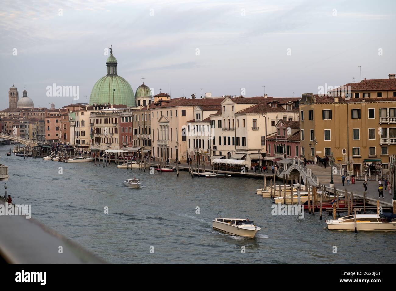 Canal Grande vu depuis le pont de Calatrava, à Venise. Banque D'Images