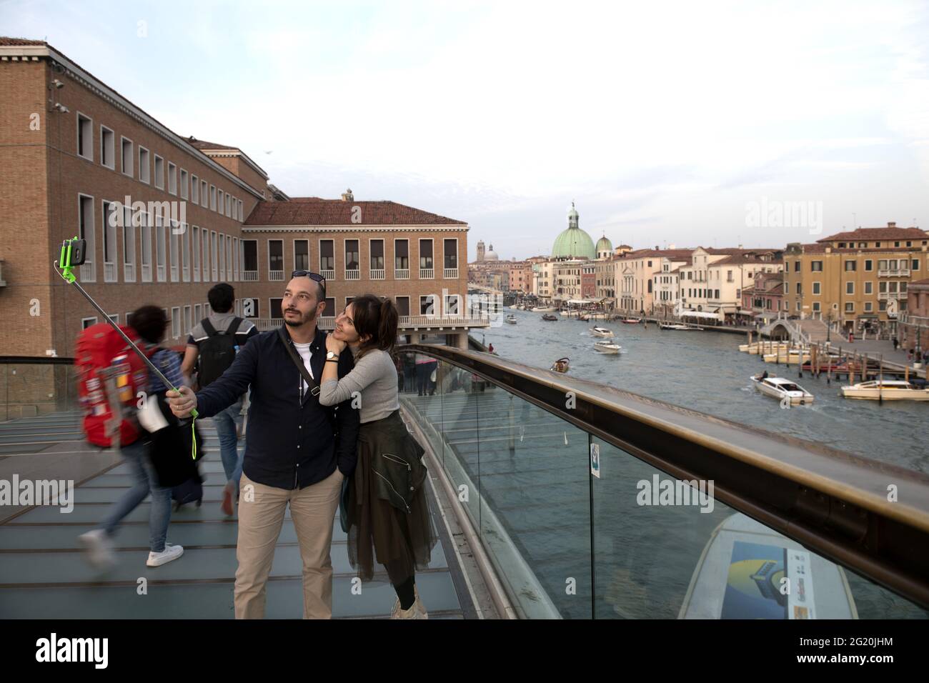 Les touristes se coupent sur le pont de Calatrava, à Venise. Banque D'Images