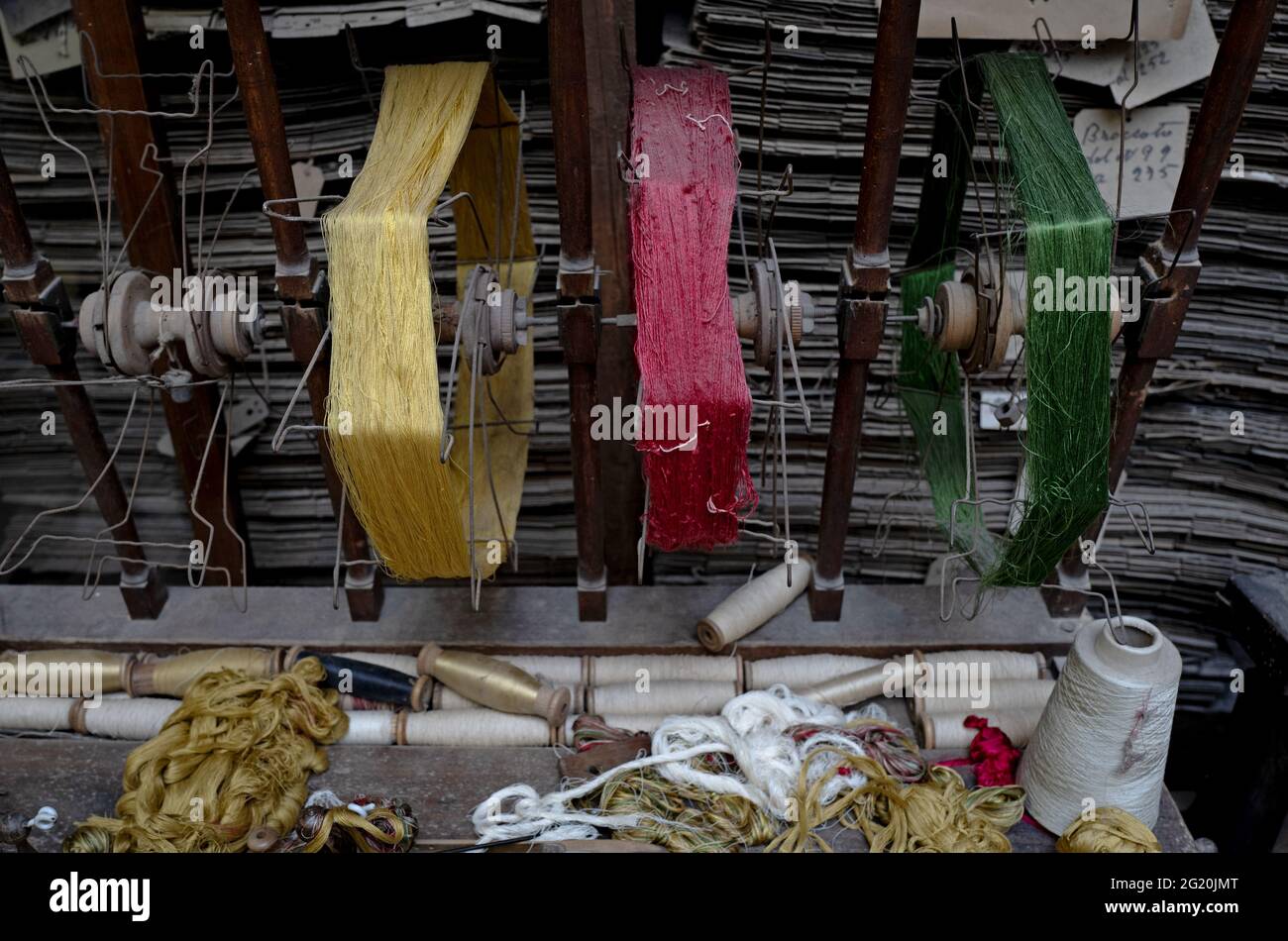 Atelier traditionnel de tisserands de Bevilacqua, les femmes travaillent sur des tisserres en bois vintage, produisant des textiles de luxe, à Venise depuis 1875 . Banque D'Images