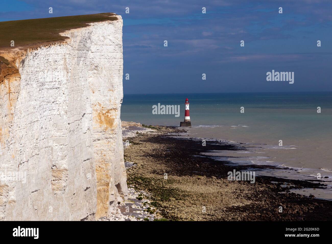 Le phare de Beachy Head se trouve le long des falaises blanches des South Downs dans East Sussex. Banque D'Images