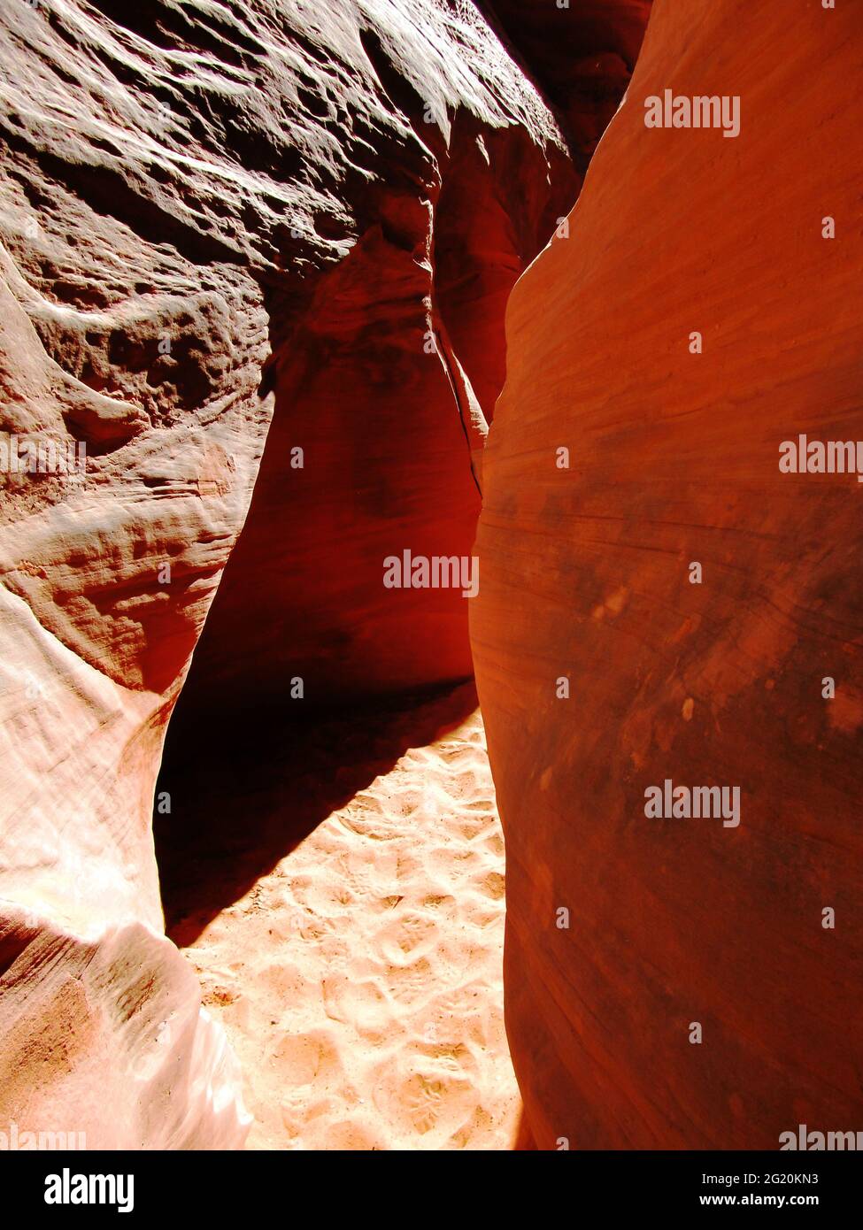 La lumière du soleil se hante dans le Spooky Gulch, un canyon de fentes sculpté dans le grès Navajo dans le sud de l'Utah Banque D'Images