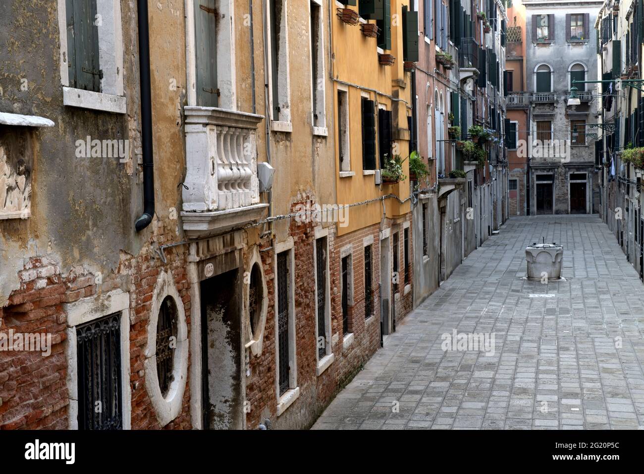 Calle, la rue vénitienne typique dans le quartier de Cannaregio, à Venise. Banque D'Images