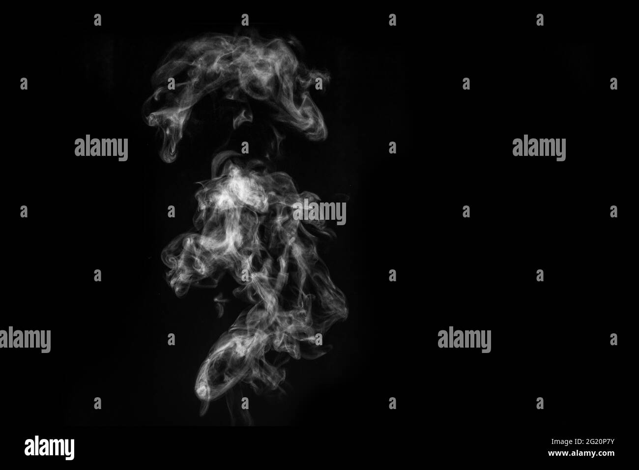 Vapeur ou fumée blanche et mystique parfaite isolée sur fond noir. Résumé brouillard de fond ou smog, élément de conception pour Halloween, mise en page pour co Banque D'Images