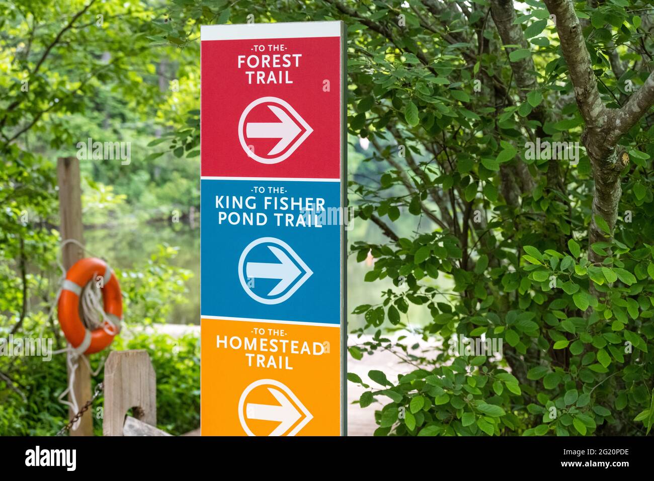Marqueurs de sentier au Centre de nature de Chattahoochee à Roswell, Géorgie. (ÉTATS-UNIS) Banque D'Images