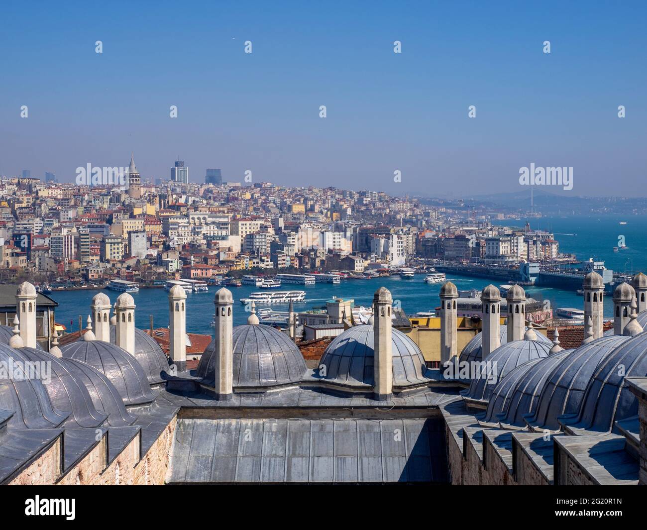 Vue sur la Corne d'Or d'Istanbul sur le toit avec les dômes du complexe de la mosquée de Suleymaniye. Banque D'Images