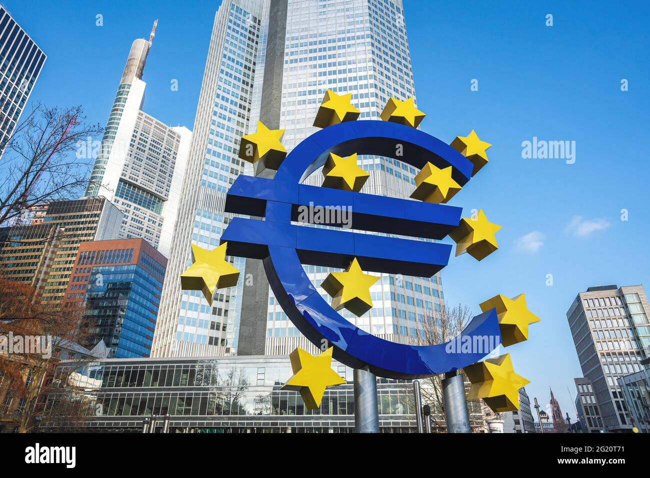 Sculpture avec signe et étoiles de l'euro - signe de la monnaie pour l'euro utilisé dans la zone euro de l'Union européenne - Francfort, Banque D'Images