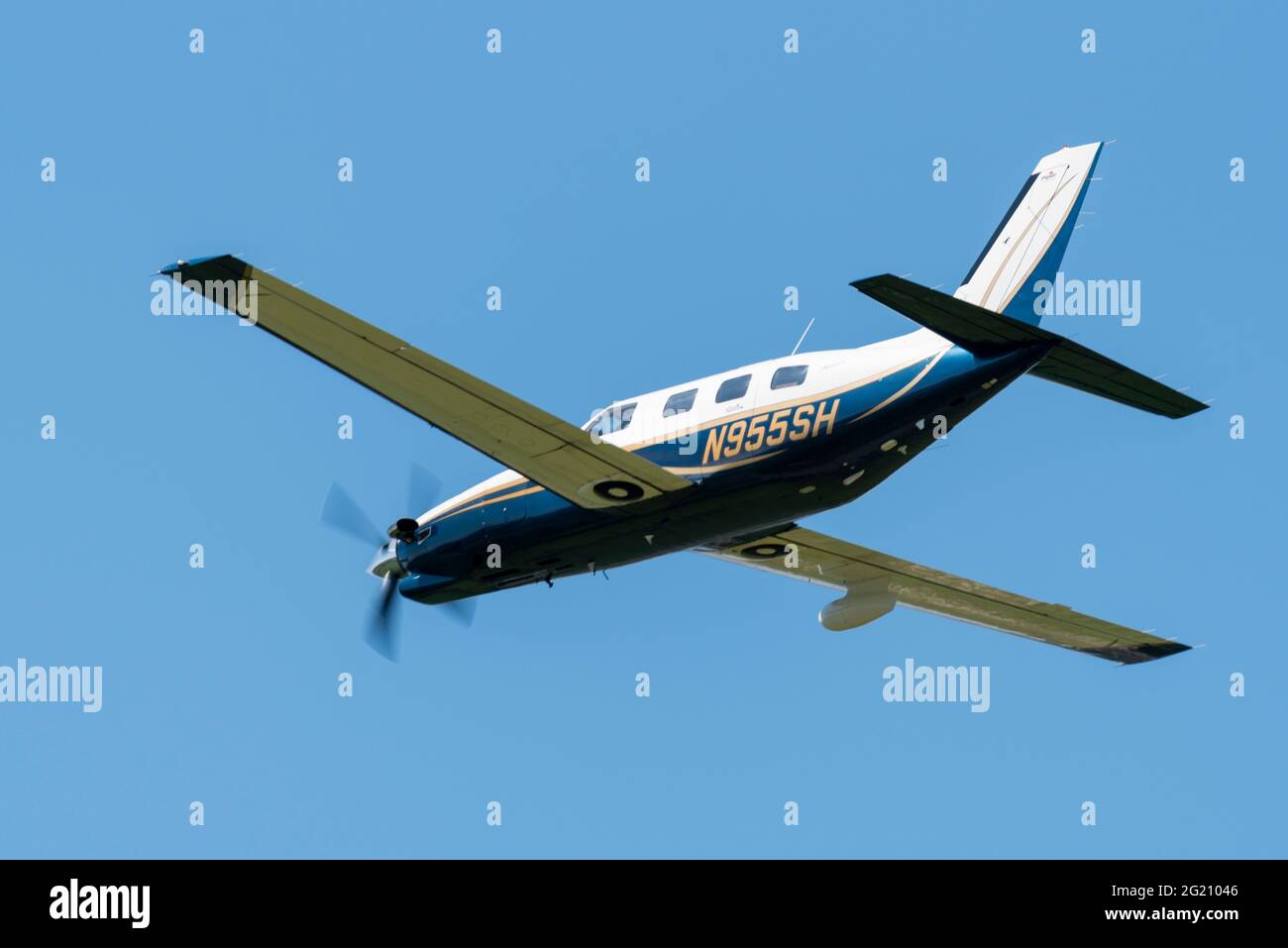 Piper PA-46-350P Malibu Mirage avion N955SH voler dans un ciel bleu clair au-dessus de l'aéroport Southend de Londres, Essex, Royaume-Uni. Un avion turbopropulseur s'éloigne Banque D'Images