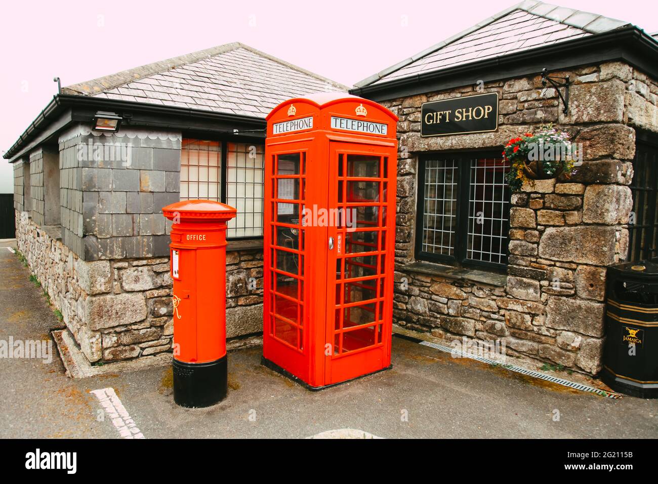 Entrée de la boutique de cadeaux et boîte téléphonique rouge K6 à la boutique de cadeaux Jamaica Inn coach House, Bodmin Moor, Bolventor, Cornouailles, Royaume-Uni, juin 2021 Banque D'Images