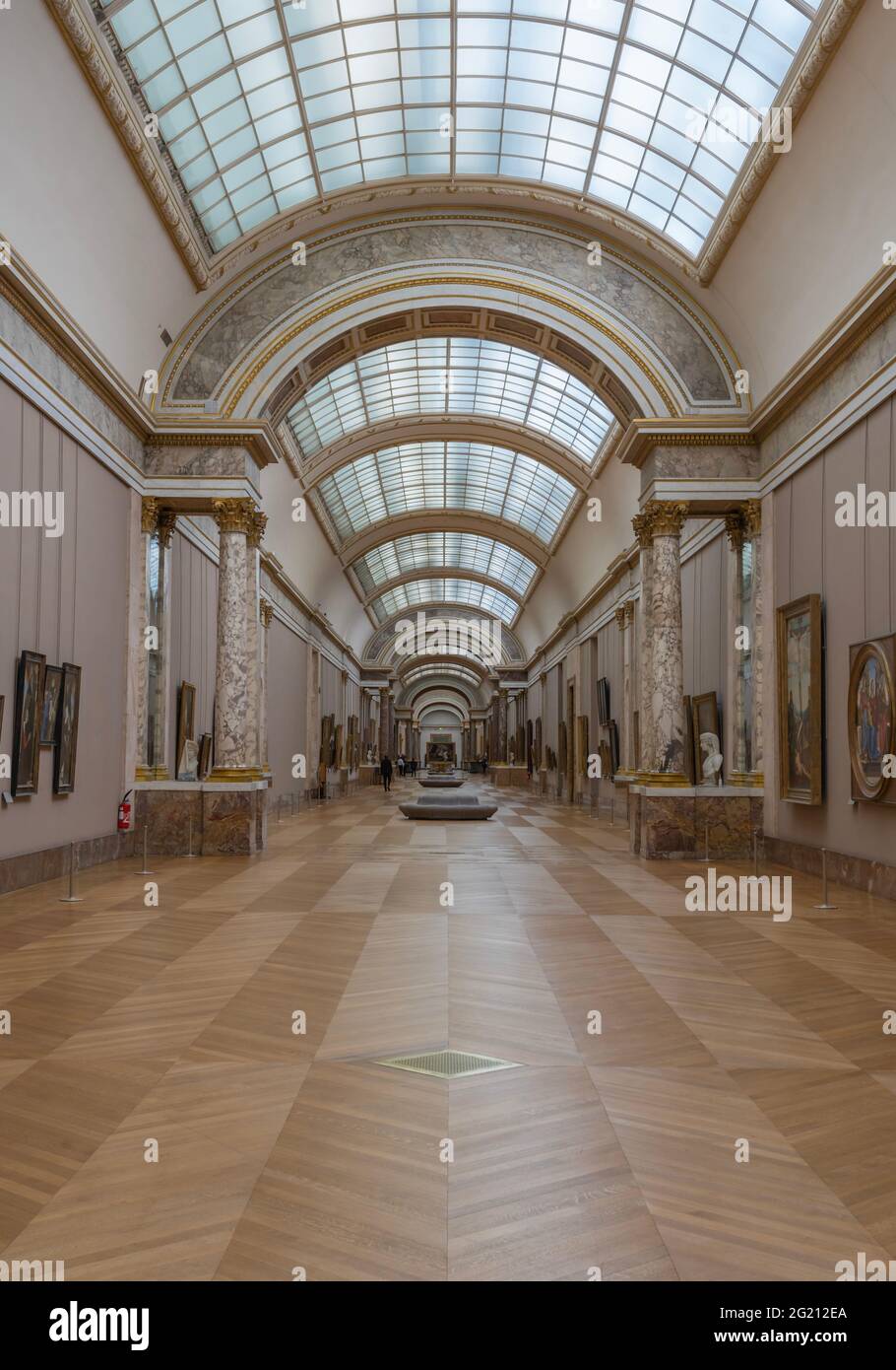 Paris, France - 21 05 2021 : Musée du Louvre. Aile Denon. Les ruelles avec peintures et sculptures à l'intérieur du musée du Louvre Banque D'Images