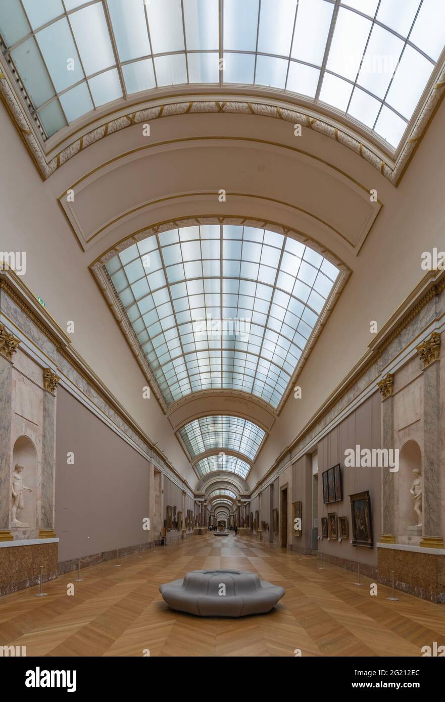 Paris, France - 21 05 2021 : Musée du Louvre. Aile Denon. Les ruelles avec peintures et sculptures à l'intérieur du musée du Louvre Banque D'Images