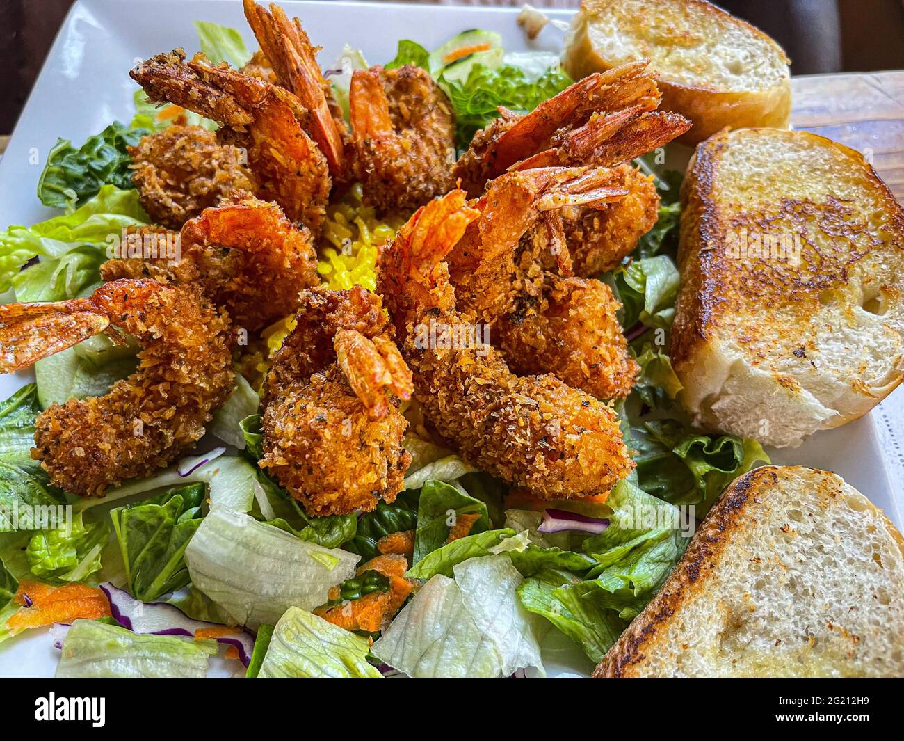 Crevettes panées, altérées accompagnées d'un lit de laitue et de pain avec beurre, fruits de mer. Plat gastronomique Maricos. Plat gastronomique, nourriture, nourriture, repas, nourriture. (Photo par Luis Gutierrez / Norte photo) Camarones empazinados, capeados acompannado de una cama lechuga y pan con mantequilla comida del mar. Platillo gurmet Maricos. Platillo gourmet, Alimentos, comida, Comidas, food. (Photo par Luis Gutierrez/ Norte photo) Banque D'Images