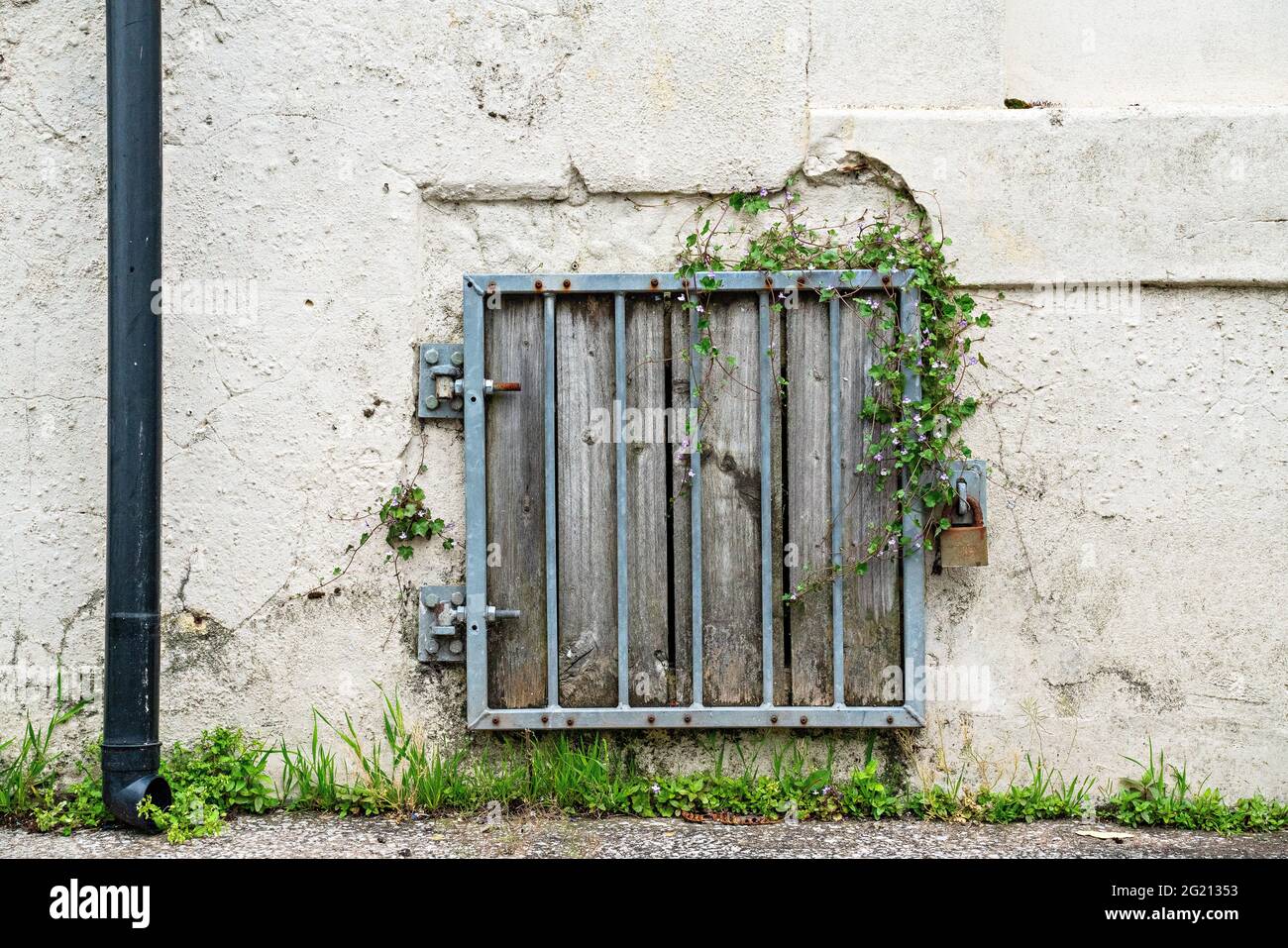 Barres métalliques et cadenas en travers de la vitre, non utilisée, montée en boarp Banque D'Images