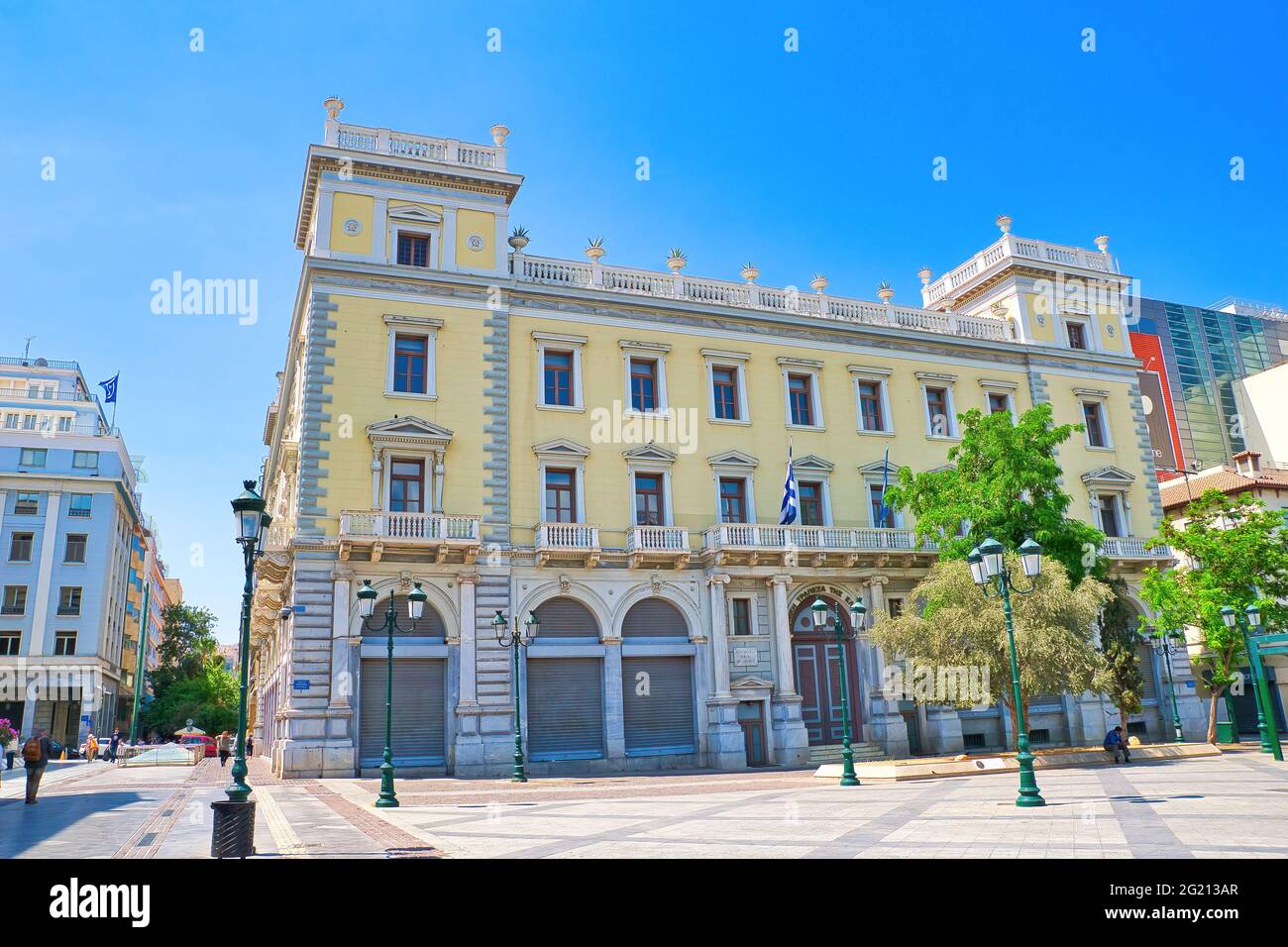 ATHÈNES, GRÈCE - 25 mai 2021 : place Omonia, au centre d'Athènes, fontaine et instantané de la rue. Athènes, Grèce . 25 mai 2021 Banque D'Images