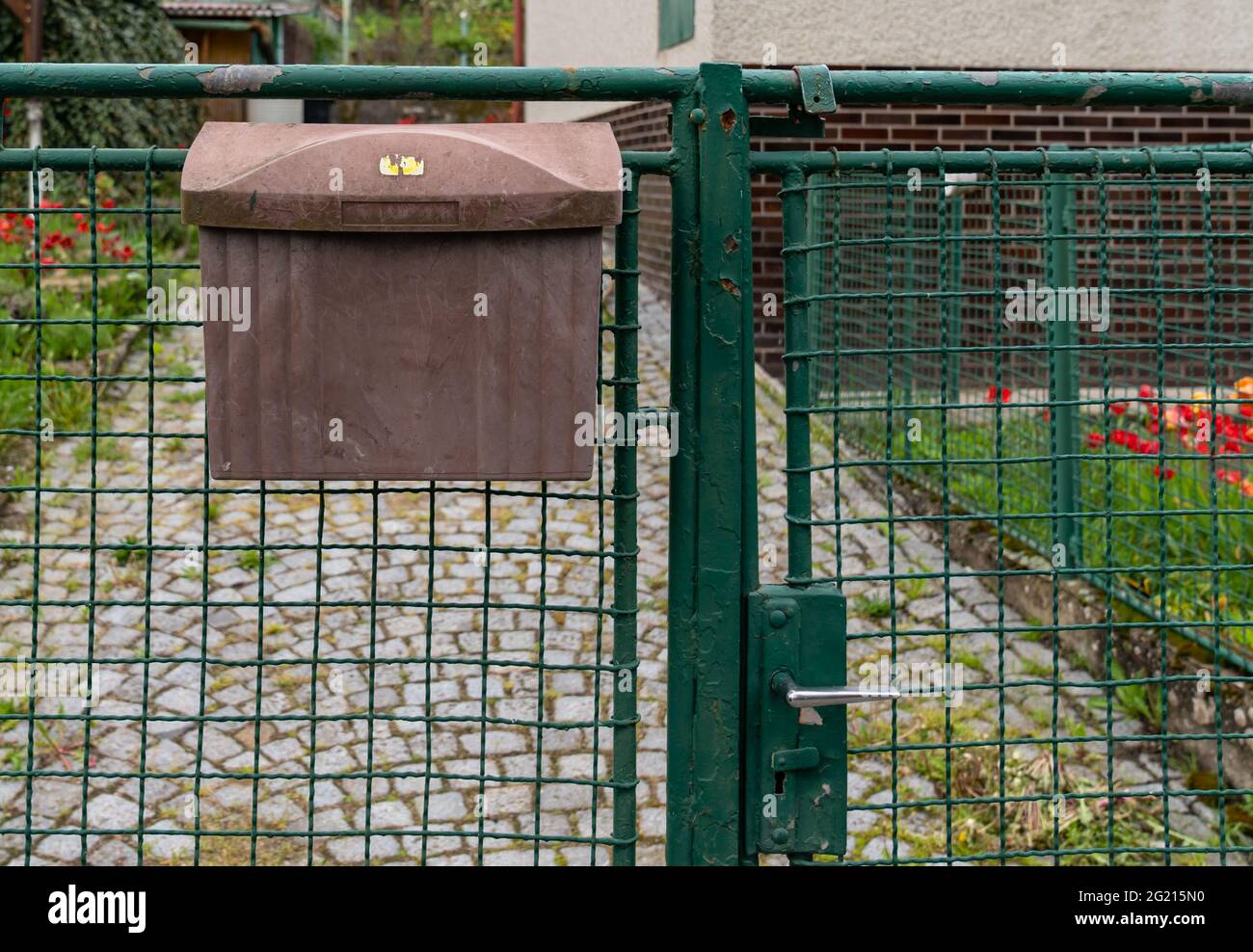 ancienne boîte aux lettres sur la clôture devant la maison Photo Stock -  Alamy