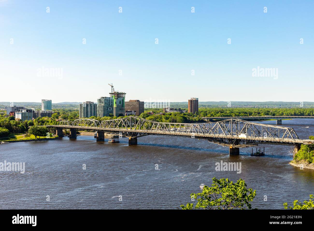 Canada, Ottawa - le 23 mai 2021 : vue panoramique de la rivière des Outaouais et du pont Alexandra d'Ottawa à Gatineau, ville de Québec, Canada, sur une période estivale ensoleillée Banque D'Images