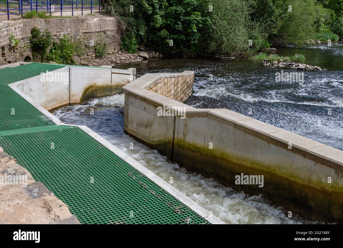 Un Fish Pass sur le côté de la rivière aire à Saltaire, dans le Yorkshire, en Angleterre. Banque D'Images