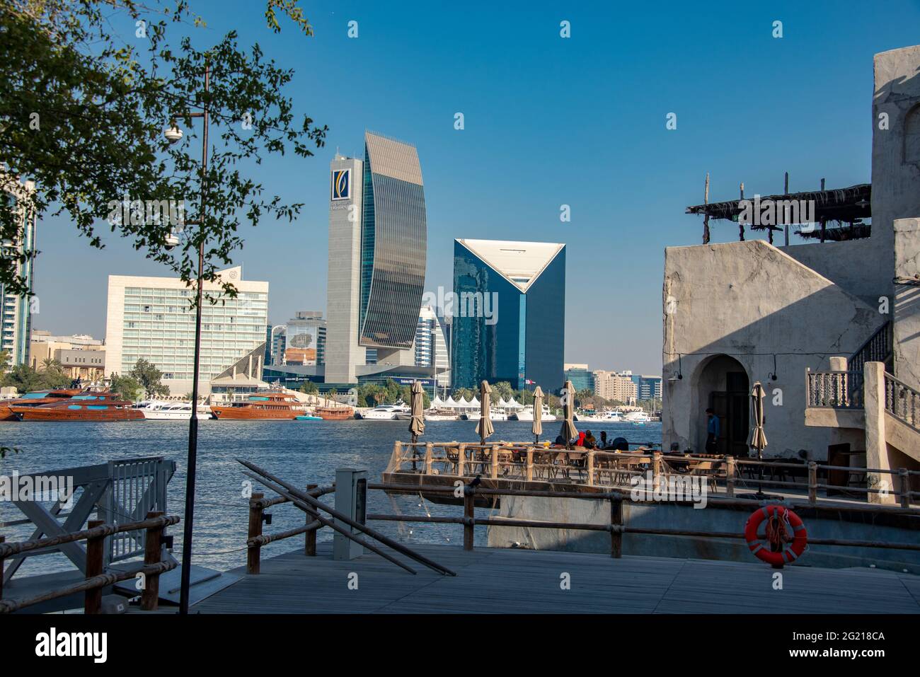 Vue panoramique sur la crique de Dubaï depuis la zone touristique d'Al Seef Banque D'Images