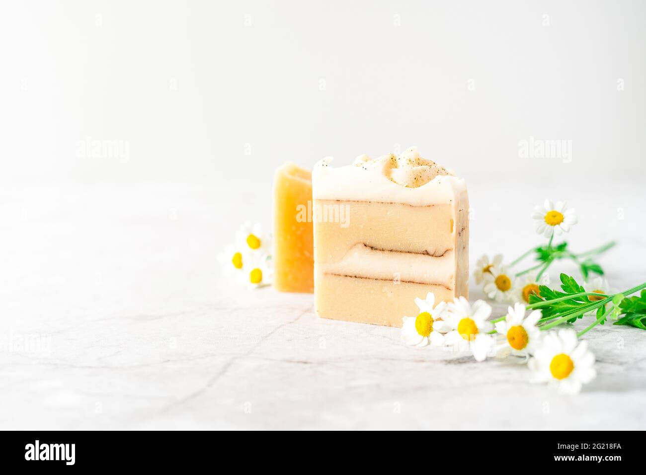 Savon à base de plantes maison avec fleurs de camomille sur fond de marbre  blanc. Zéro déchet, cosmétiques de salle de bain naturels organiques. Durée  de vie sans plastique. Écologique Photo Stock -