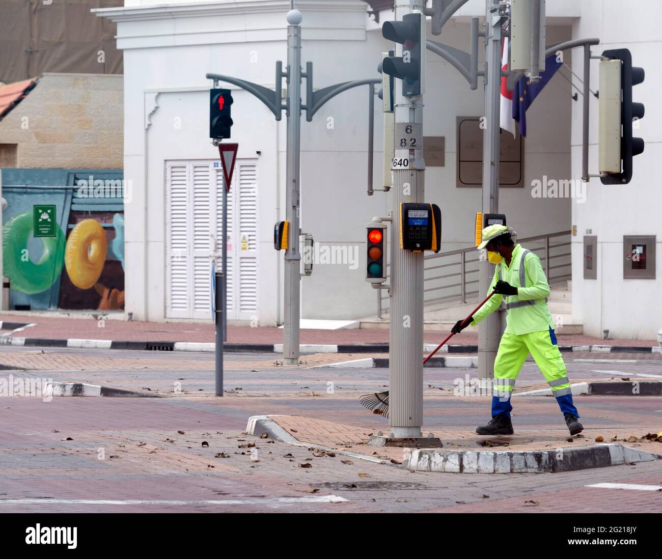 Employé de la municipalité de Dubaï en service pendant le confinement de Covid-19. Banque D'Images