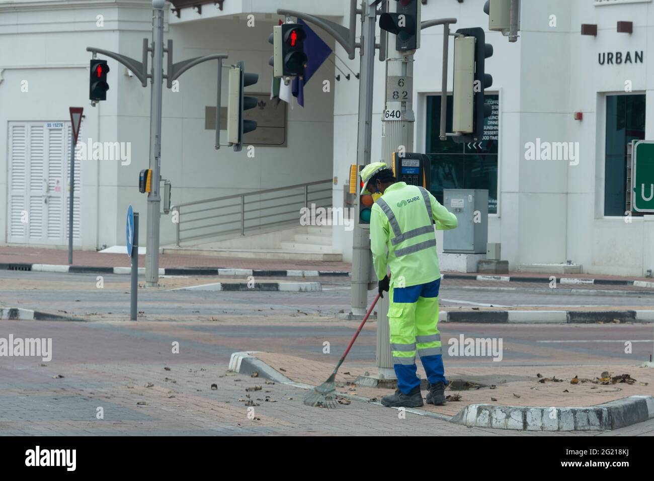 Employé de la municipalité de Dubaï en service pendant le confinement de Covid-19. Banque D'Images