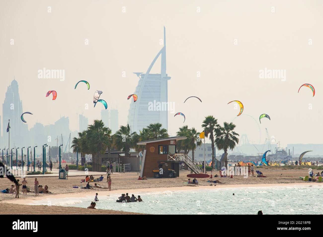 beach vista avec kite surfers à Dubaï Banque D'Images
