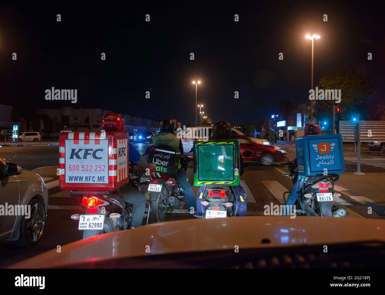 Scène de rue avec des motocyclistes de livraison de nourriture Banque D'Images