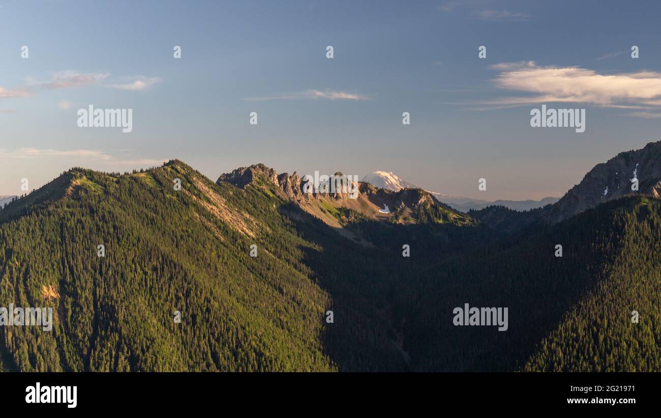 Vue sur Mountain Peaks à Mt. Rainier Banque D'Images