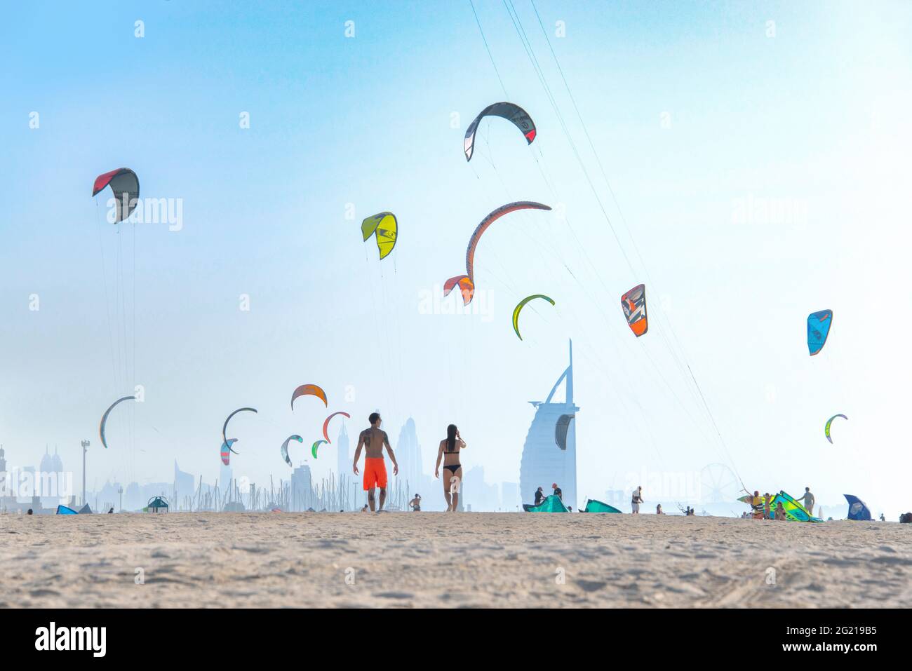 Scène de plage avec kite surf à Jumeirah Beach à Dubaï Banque D'Images