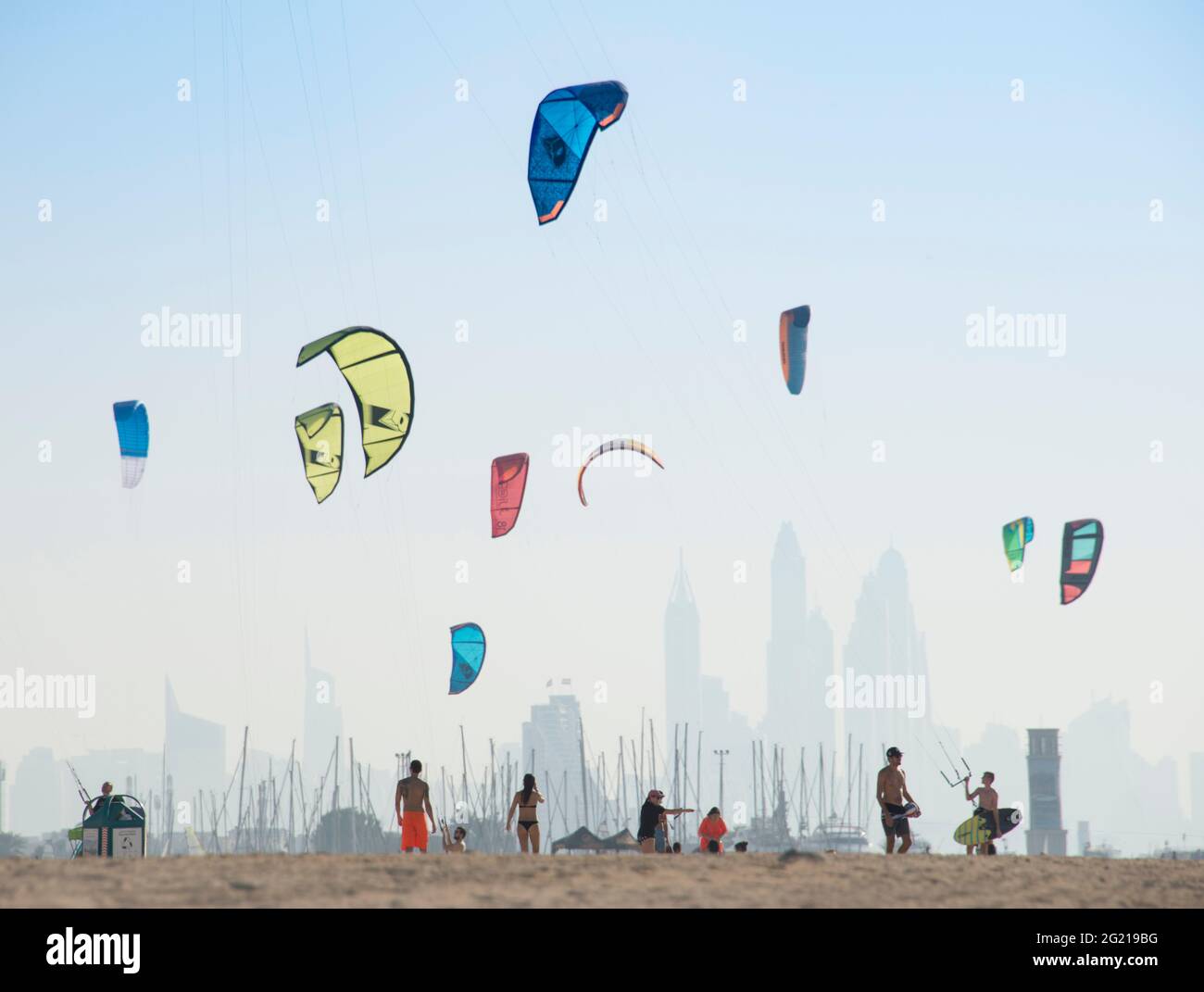 Scène de plage avec kitesurf à Jumeirah Beach à Dubaï Banque D'Images