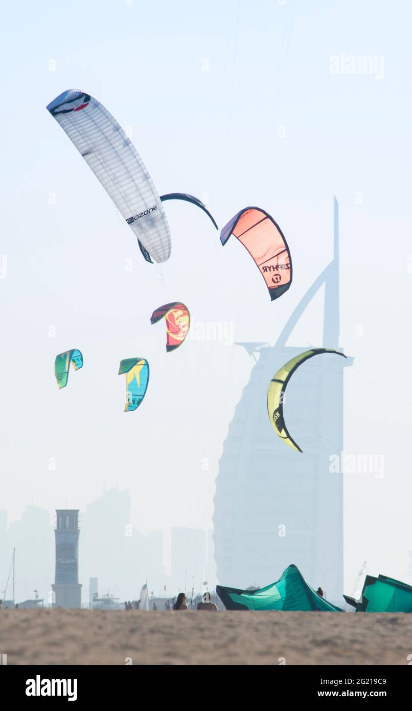 Scène de plage avec kitesurf à Jumeirah Beach à Dubaï Banque D'Images