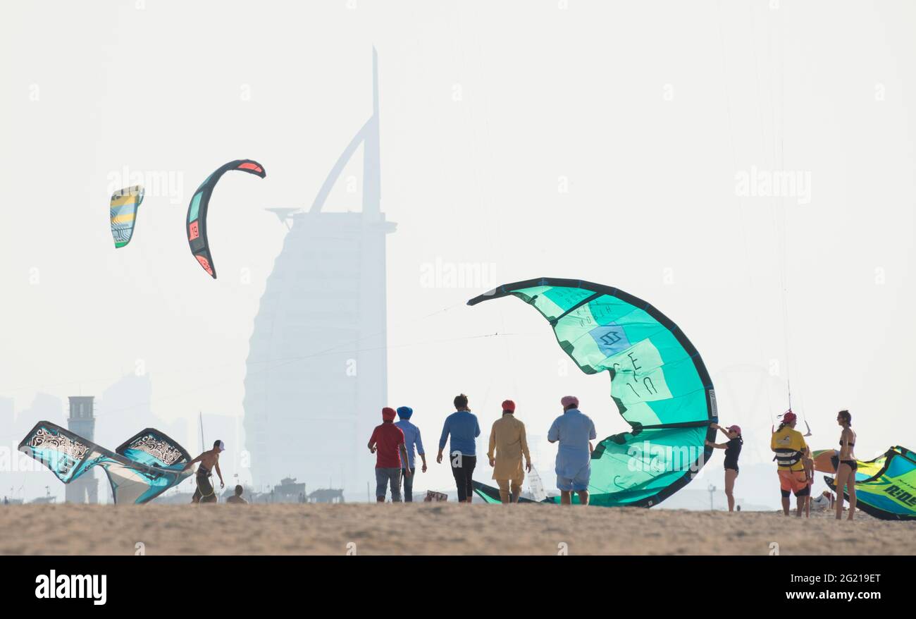 Scène de plage avec kitesurf à Jumeirah Beach à Dubaï Banque D'Images