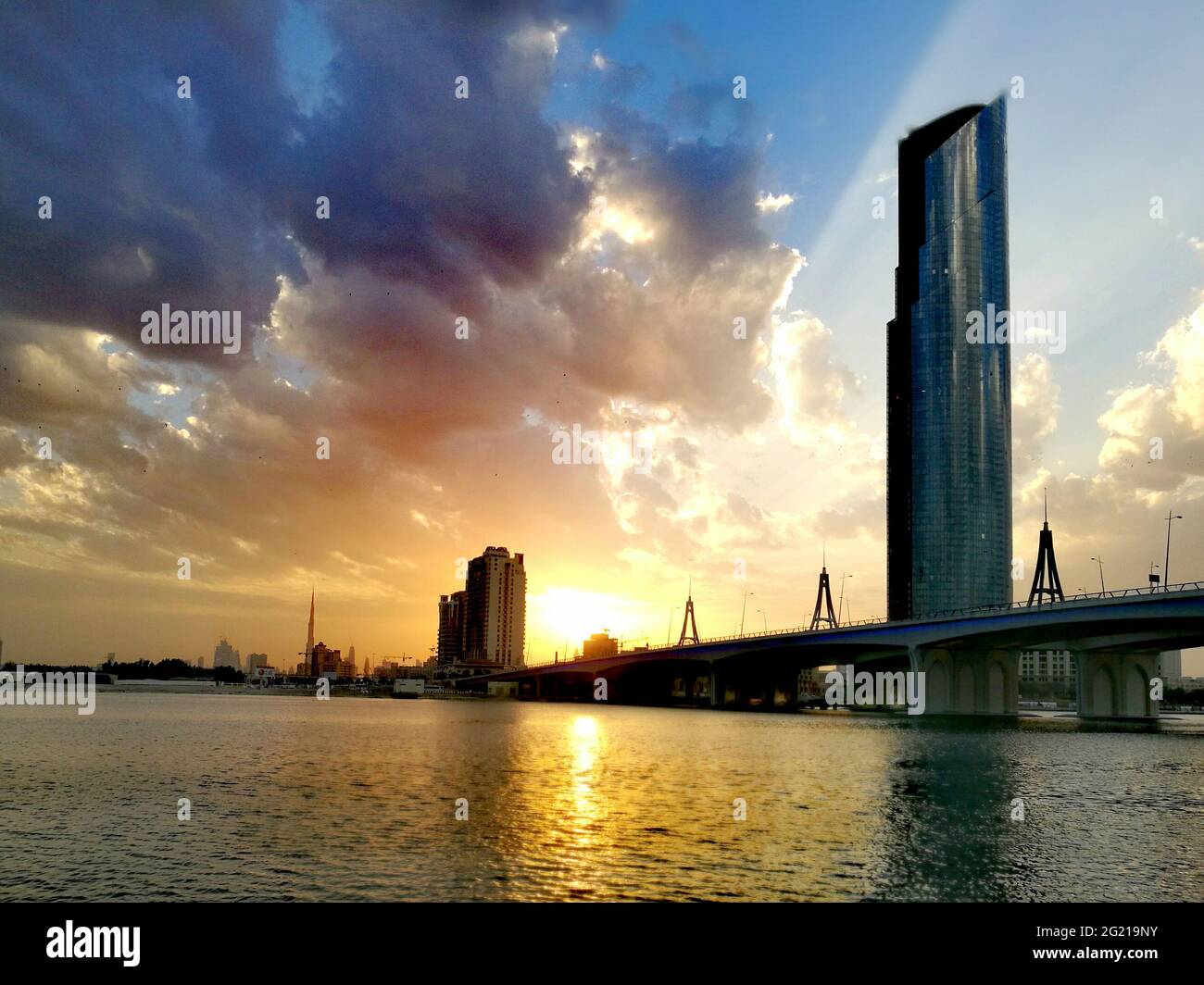 Paysage urbain spectaculaire au coucher du soleil depuis Dubaï, Émirats arabes Unis Banque D'Images