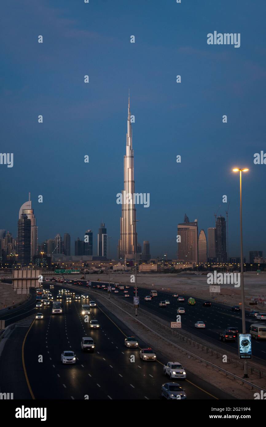 Paysage urbain tôt le matin avec la tour Burj Khalifa au départ de Dubaï, Émirats arabes Unis Banque D'Images