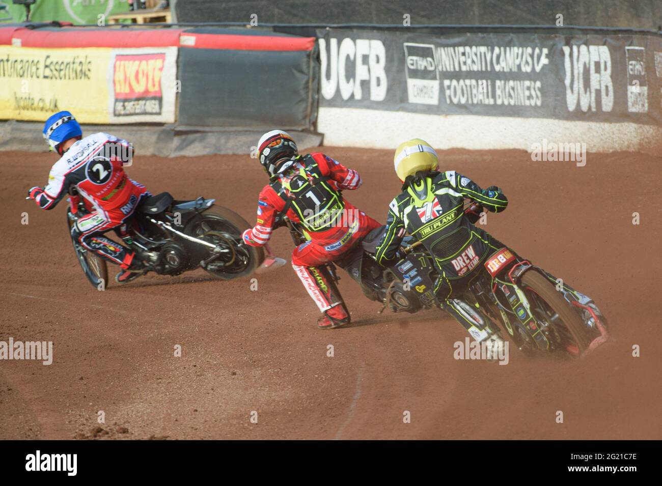 MANCHESTER, ROYAUME-UNI. 7 JUIN Drew Kemp (jaune) et Craig Cook (blanc) pourchassent Richie Worrall (bleu) lors du match SGB Premiership entre Belle vue Aces et Ipswich Witches au National Speedway Stadium, Manchester, le lundi 7 juin 2021. (Credit: Ian Charles | MI News) Credit: MI News & Sport /Alay Live News Banque D'Images