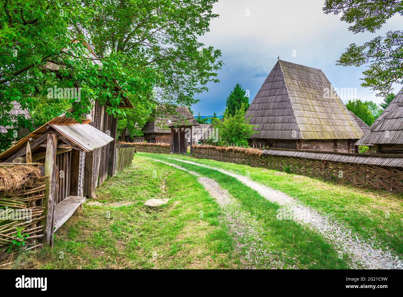 Baia Mare, Roumanie. Vieux village de Maramureş, style architectural traditionnel roumain, la vie à la campagne. Banque D'Images