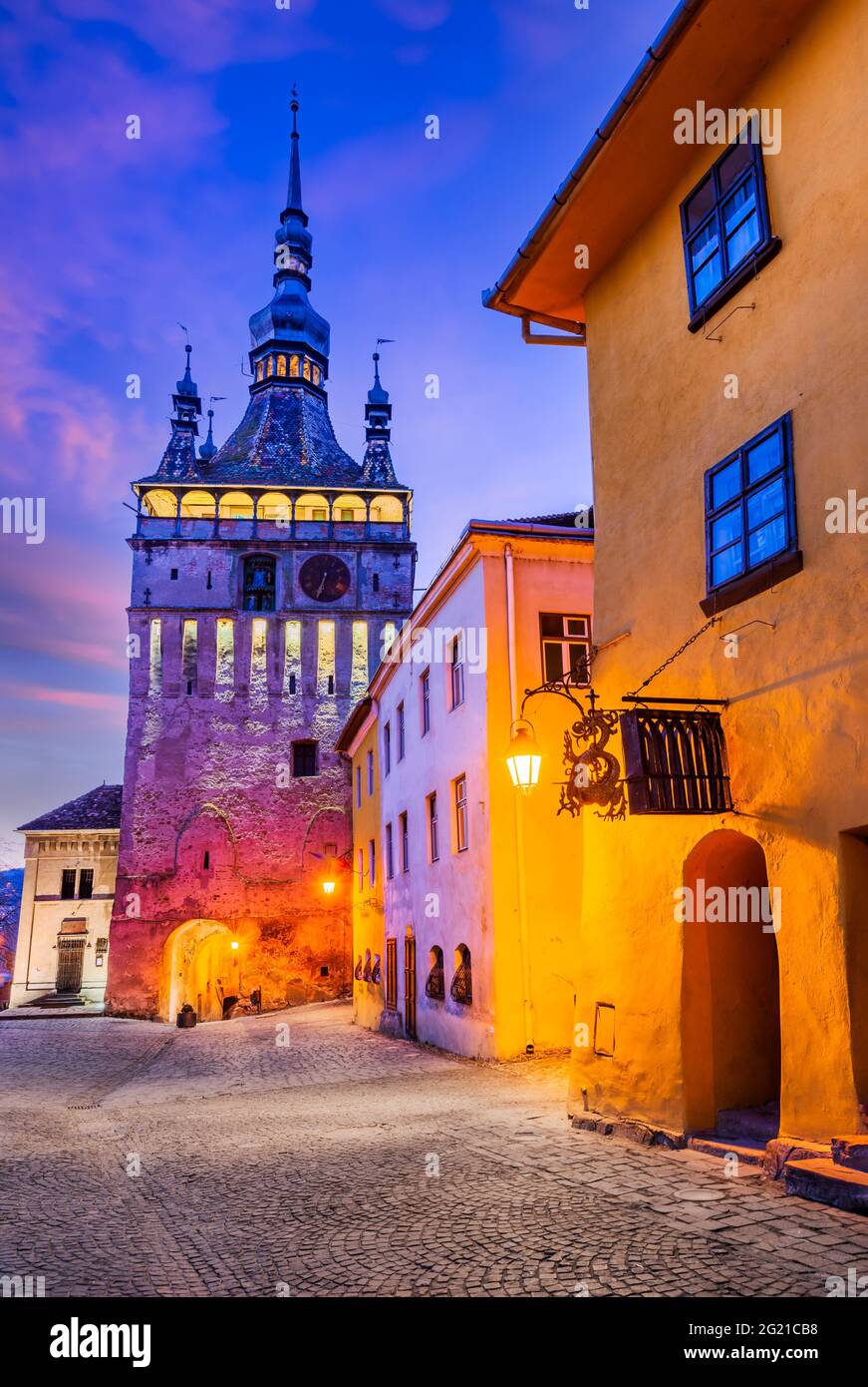 Sighisoara, Roumanie - Twilight centre avec Tour de l'horloge, paysage saxon en Transylvanie. Banque D'Images