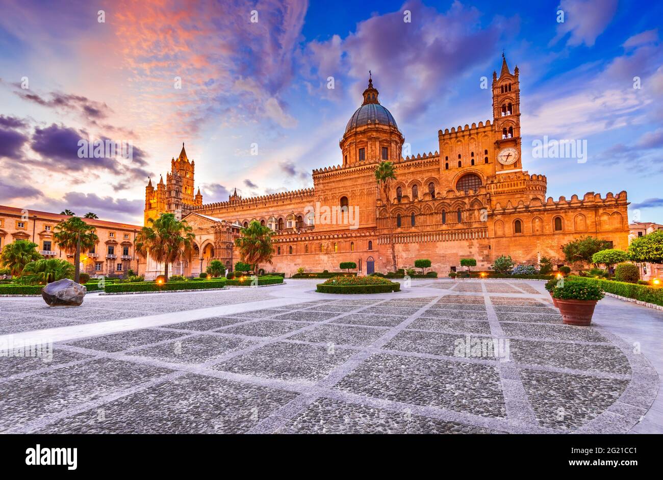 Palerme, Italie. Coucher de soleil avec la cathédrale normande, voyage en Sicile. Banque D'Images