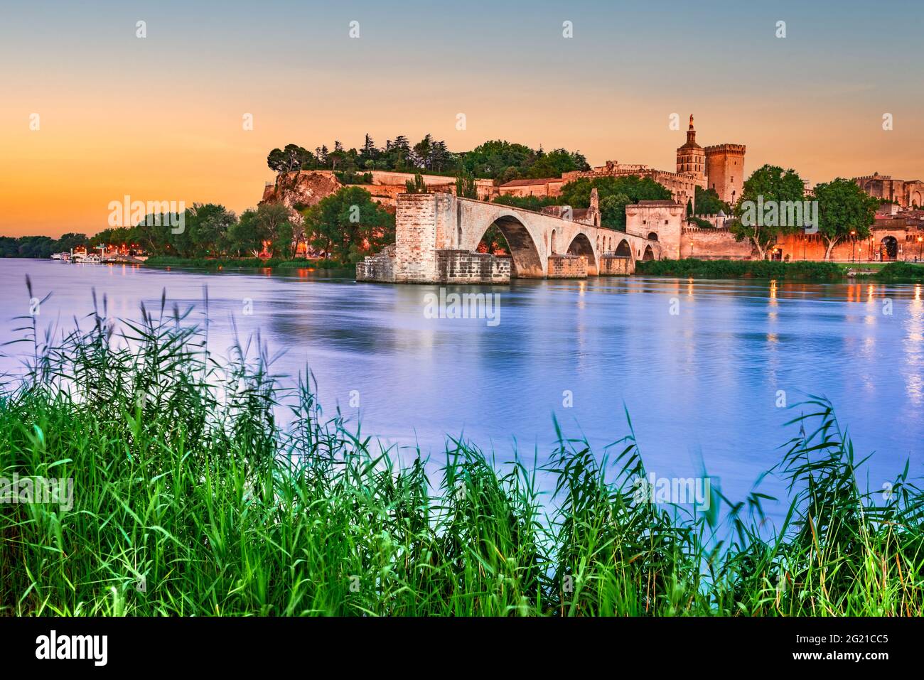 Avignon, France - Pont Saint-Benezet avec Palais des Papes et Rhône au soleil, Provence, France. Banque D'Images