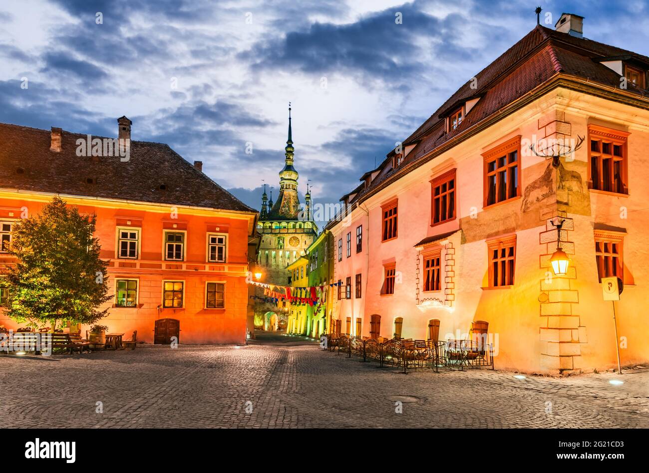 Sighisoara, Roumanie - décor crépuscule avec centre-ville médiéval, Transylvanie. Banque D'Images