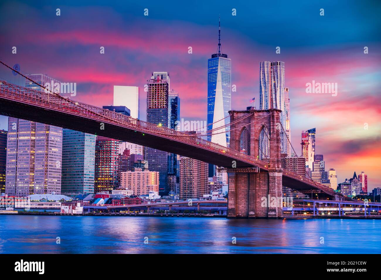 New York, États-Unis d'Amérique. Vue sur le pont de Brooklyn au crépuscule depuis le Bridge Park à New York City, Manhattan, États-Unis. Banque D'Images
