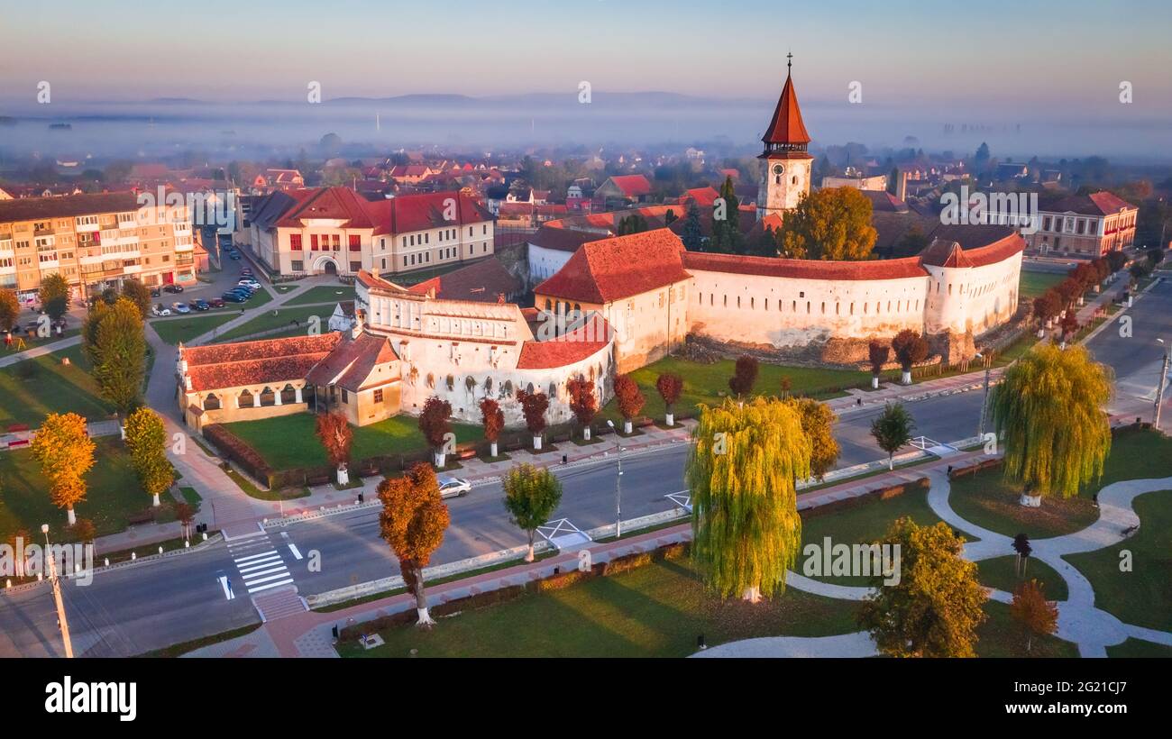 Prejmer, Roumanie. Vue aérienne de l'église fortifiée puissants murs épais en Transylvanie, matin brumeux d'automne. Banque D'Images