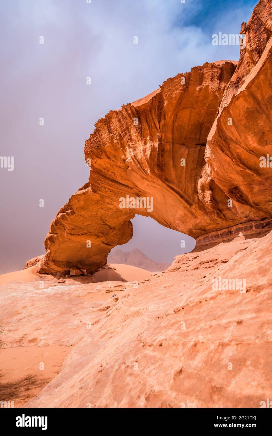 Wadi Rum, Jordanie. Kharaz rock Bridge monde merveille dans la vallée de la Lune d'Arabie désert. Banque D'Images