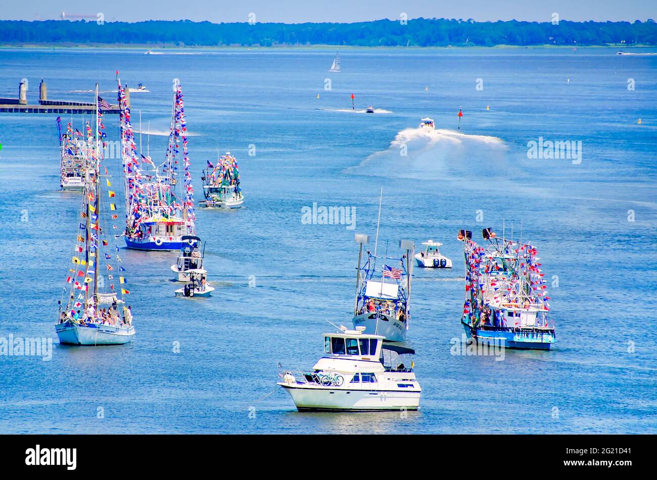 Les bateaux à crevettes et autres navires participent à la 92e édition annuelle de la Bénédiction de la flotte, le 30 mai 2021, à Biloxi, Mississippi. Banque D'Images