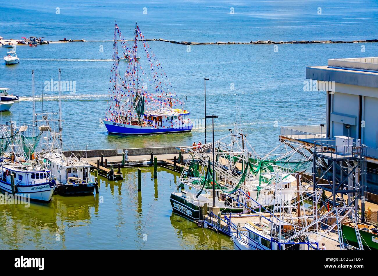 Le bateau à crevettes Kenny B passe devant le port Biloxi Small Craft Harbour pendant la 92e édition annuelle de la Bénédiction de la flotte, le 30 mai 2021, à Biloxi, Mississippi. Banque D'Images